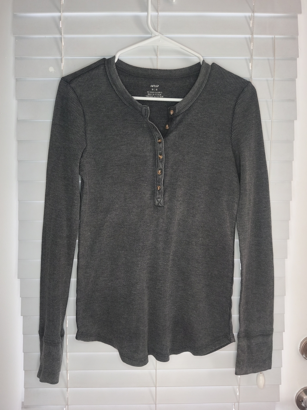 Aerie Distressed Henley Shirt Womens Medium Gray Waffle Knit Thermal Long Sleeve